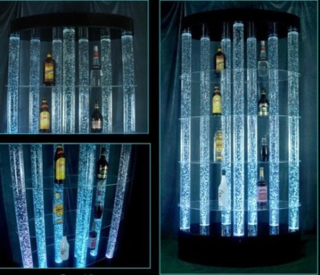 Bancone d'accoglienza del bar design con parete d'acqua, colonna d'acqua, scaffali.