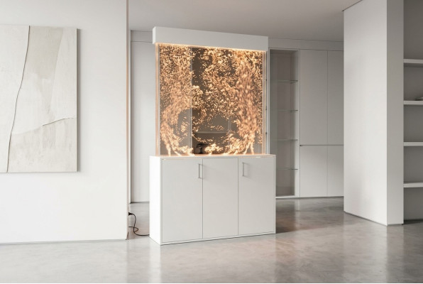 Parete d'acqua con colonna a parete e mobile sottostante divisorio espositore vetrina