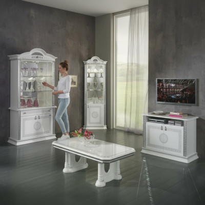 Sala da pranzo completo, tavolo, credenza, tavolino, vetrina, set nuovo.