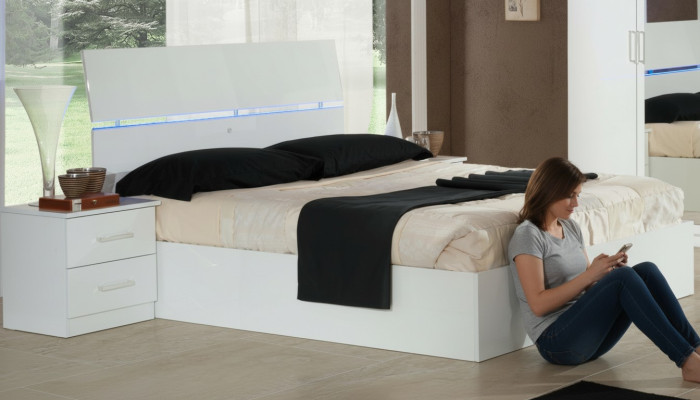 Letto matrimoniale con 2 comodini in legno design letti stile moderno 3 pezzi. Luce LED