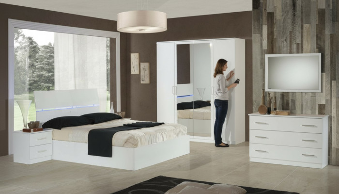 Classica camera da letto con letto matrimoniale in tessuto per hotel, prodotto in Italia.