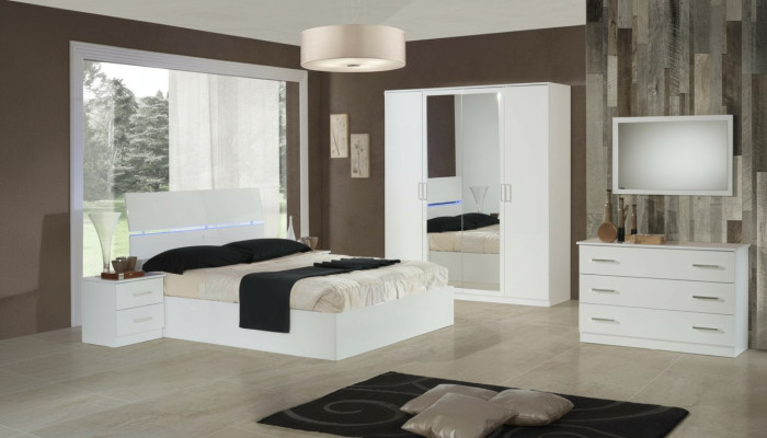 Classica camera da letto con letto matrimoniale in tessuto per hotel, prodotto in Italia.