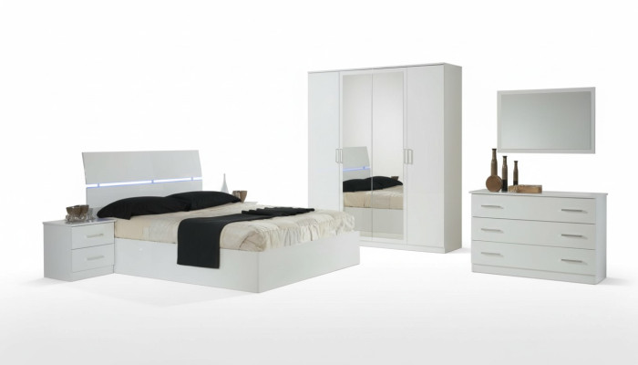 Classica camera da letto con letto matrimoniale in tessuto per hotel, prodotto in Italia.
