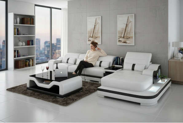 Divano a L in tessuto con funzione letto e design in pelle o tessuto.
