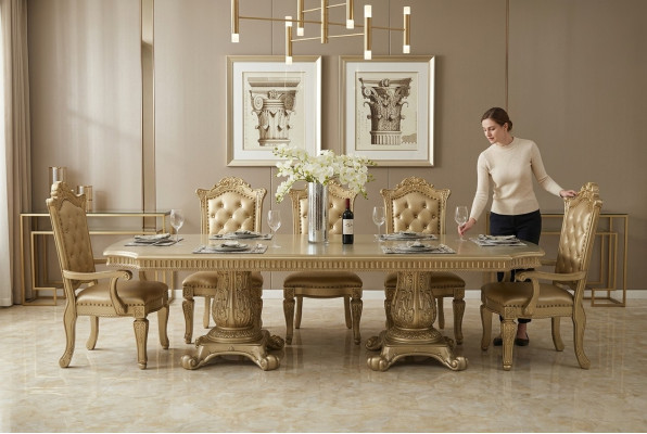 Completo ambiente sala da pranzo beige, tavolo da pranzo con sedie di design.