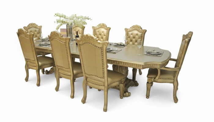Completo ambiente sala da pranzo beige, tavolo da pranzo con sedie di design.