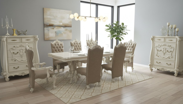 Set da pranzo color avorio antico, grande tavolo da pranzo con sedie in pelle Chesterfield. Set da pranzo color avorio antico, grande tavolo da pranzo con sedie in pelle Chesterfield.