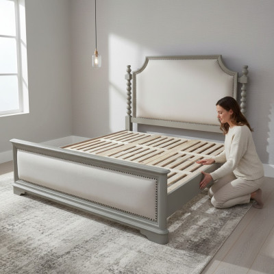 Elegante letto matrimoniale con design classico e testiera lussuosa.