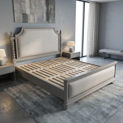 Elegante letto matrimoniale con design classico e testiera lussuosa.