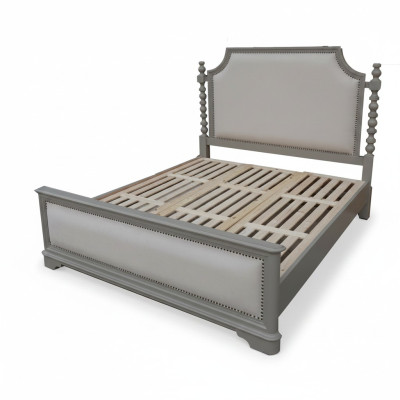 Elegante letto matrimoniale con design classico e testiera lussuosa.