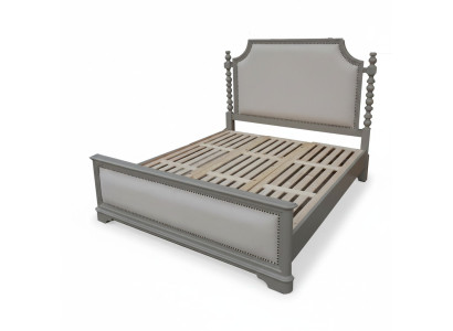 Elegante letto matrimoniale con design classico e testiera lussuosa.
