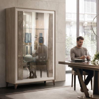 Esposizione in vetrina di lusso con vetrata in vetro, armadio in stile moderno degli arredi italiani.