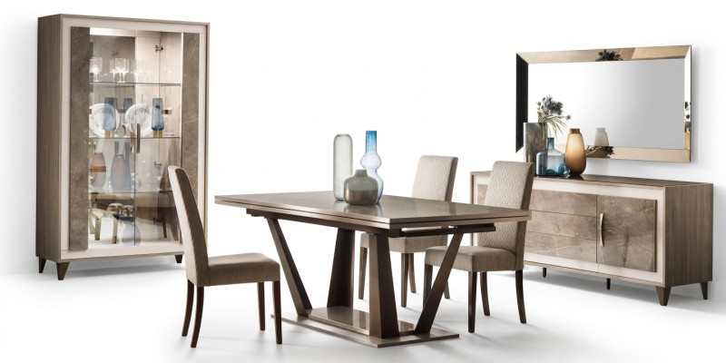 Set da pranzo in stile classico con tavolo da pranzo, vetrina, cassettiera e specchio.