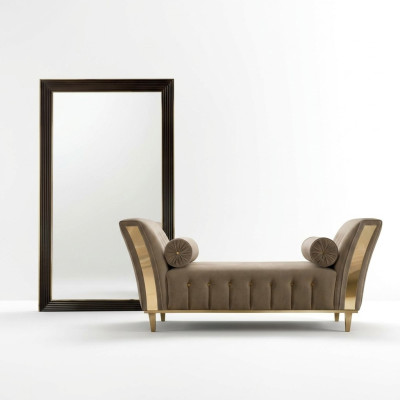 Divano da soggiorno in stile lounge, con cuscini, chaise longue.