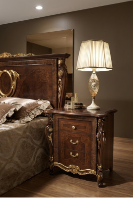 Classico comodino da console, tavolino da notte, tavoli ausiliari, console da camera nuova in legno.