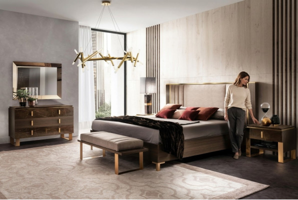 Set camera da letto 5 pezzi. Design mobili di lusso moderni. Nuovo letto comodino cassettiera
