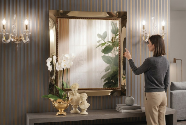 Specchio da parete classico con cornice in legno, specchio, arredamento, specchio appendiabiti, vetro, cornice, parete.