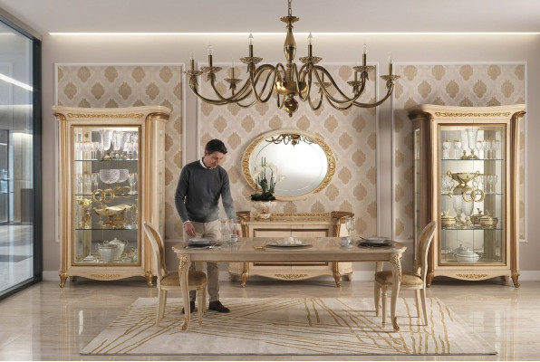 Specchio design con cornice in legno vero da appendere, arredamento di lusso stile barocco.
