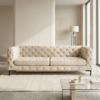 Divano Chesterfield beige da designer a tre posti per il lusso del soggiorno.