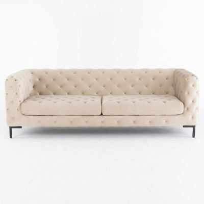 Divano Chesterfield beige da designer a tre posti per il lusso del soggiorno.
