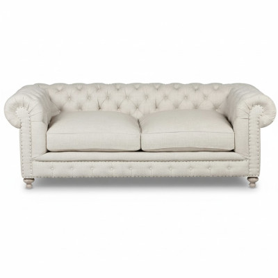 Divano Chesterfield bianco in tessuto a tre posti per il lussuoso soggiorno.