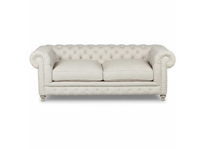 Divano Chesterfield bianco in tessuto a tre posti per il lussuoso soggiorno.