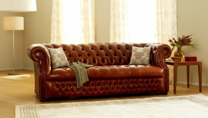 Chesterfield marrone a tre posti, divano 3 posti di design elegante.