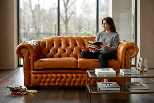 Divano Chesterfield in tessuto imbottito in pelle in marrone, divano a 3 posti.