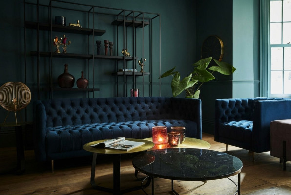 Divano Chesterfield in tessuto o in pelle per 4 persone.