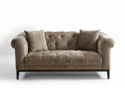 Accogliente divano Chesterfield beige a tre posti per il soggiorno.