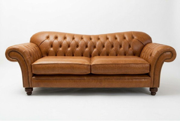 Divano Chesterfield 3 posti marrone in stile lussuoso per soggiorno.