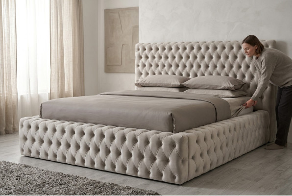 Elegante design Chesterfield Letto matrimoniale inglese in beige - Letti dallo stile senza tempo