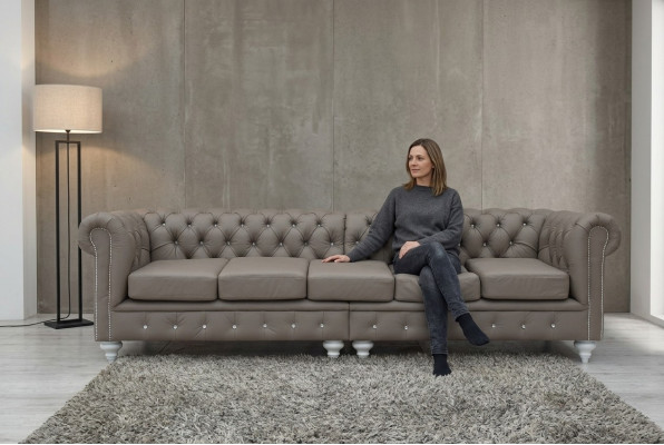 Divano Chesterfield in tessuto e pelle con imbottitura, composto da 5 posti.