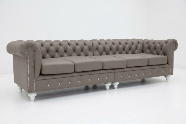 Divano Chesterfield in tessuto e pelle con imbottitura, composto da 5 posti.
