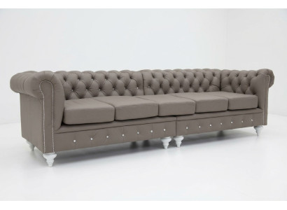 Divano Chesterfield in tessuto e pelle con imbottitura, composto da 5 posti.