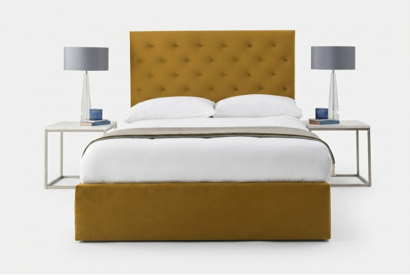 Letto Chesterfield inglese con struttura in tessuto dorato del designer.