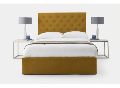 Letto Chesterfield inglese con struttura in tessuto dorato del designer.