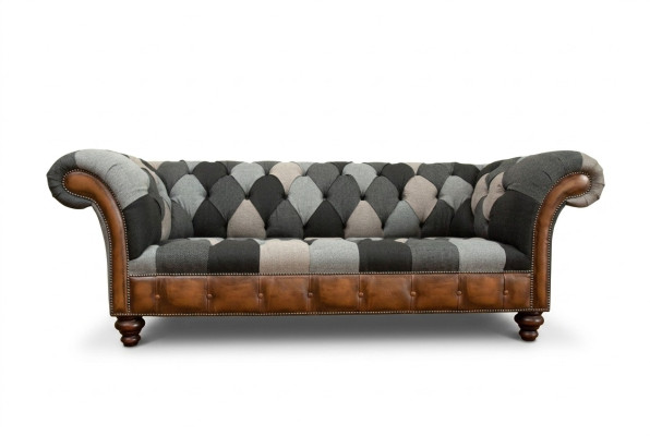 Divano Chesterfield design a 3 posti in stoffa.