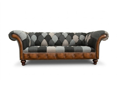 Divano Chesterfield design a 3 posti in stoffa.