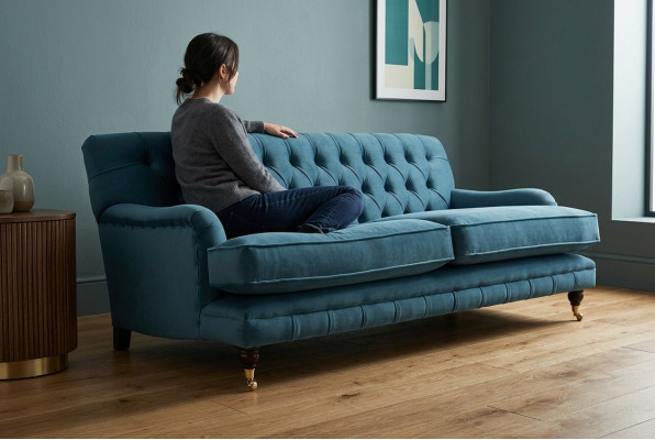 Blu moderno Chesterfield divano a tre posti di lusso.