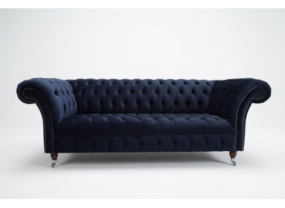 Divano Chesterfield moderno da tre posti in blu scuro per il salotto di lusso.