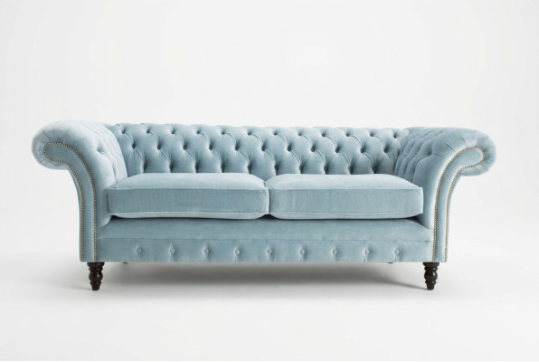 Divano Chesterfield moderno a tre posti blu chiaro per il lusso del salotto.