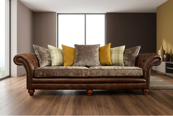 Sofà Chesterfield classico a 4 posti in pelle marrone design imbottito.