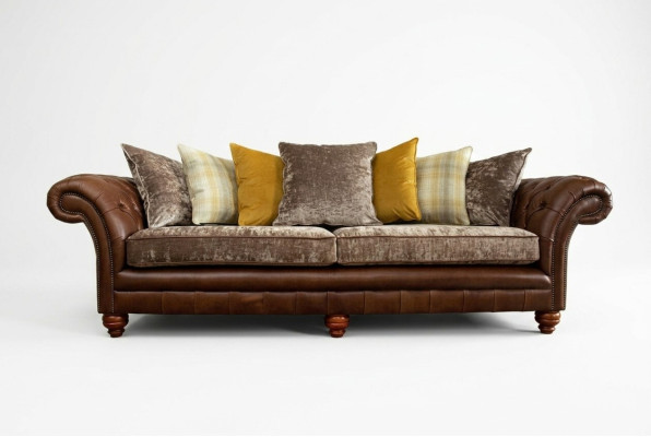Sofà Chesterfield classico a 4 posti in pelle marrone design imbottito.