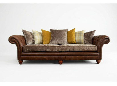 Sofà Chesterfield classico a 4 posti in pelle marrone design imbottito.