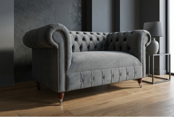 Divano Chesterfield Design 2 posti, in pelle e tessuto grigio.