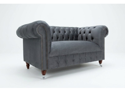 Divano Chesterfield Design 2 posti, in pelle e tessuto grigio.