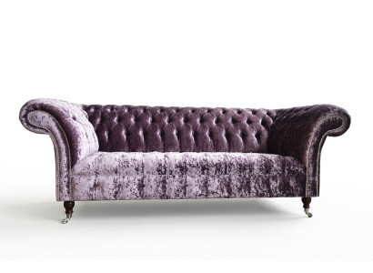 Elegante divano Chesterfield lilla a tre posti per il soggiorno di lusso.