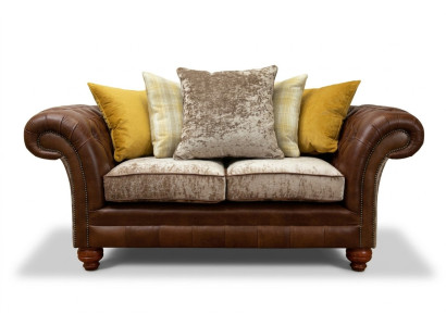 Chesterfield divano a due posti in pelle nuovo con cuscini imbottiti.