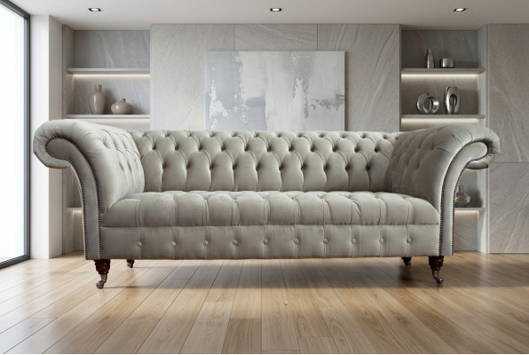 Elegante divano Chesterfield grigio chiaro da tre posti, lussuoso soggiorno tre posti.